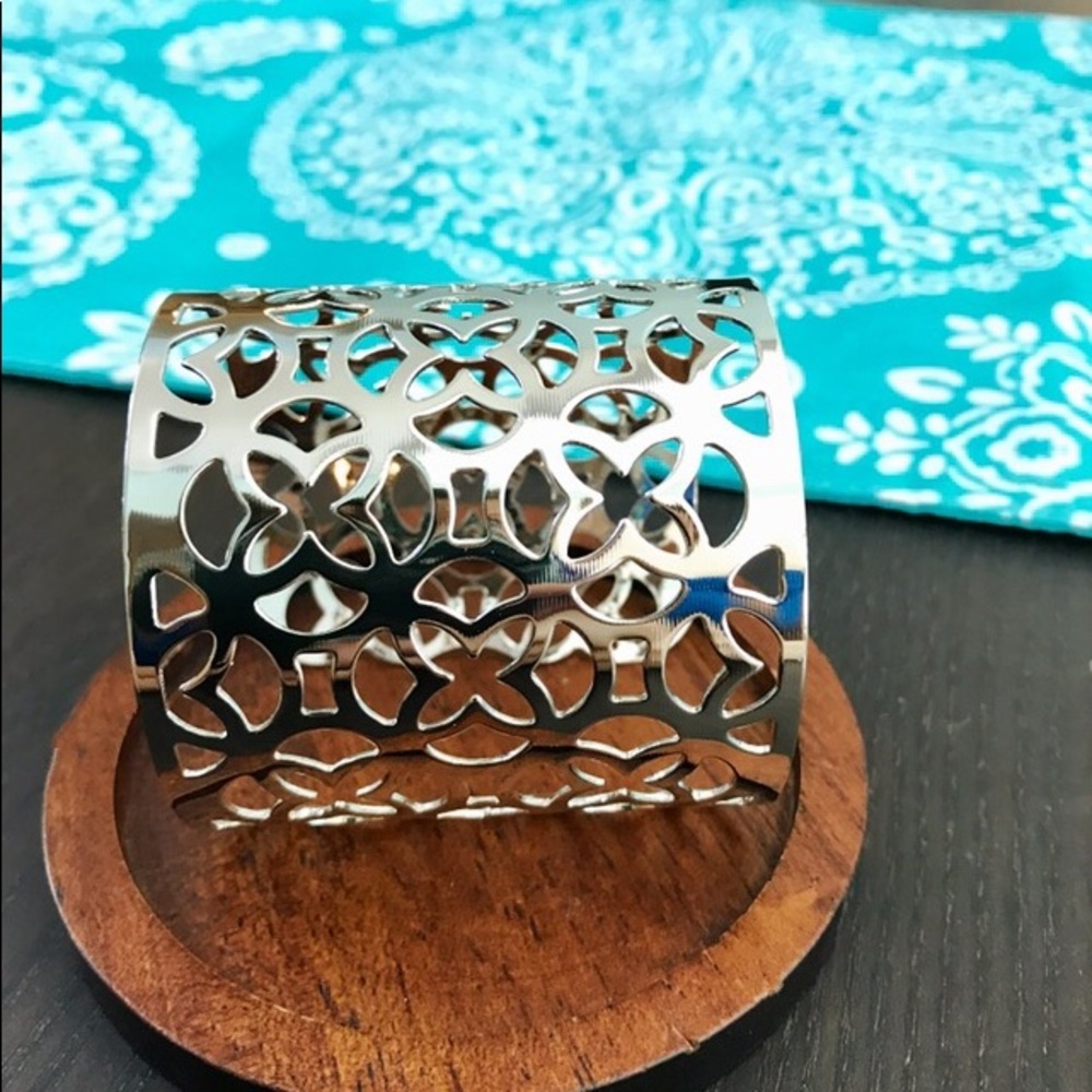 NEW!๐๐GORGEOUS CLOVER QUATREFOIL CUFF๐๐SILVERY - Picture 5 of 8